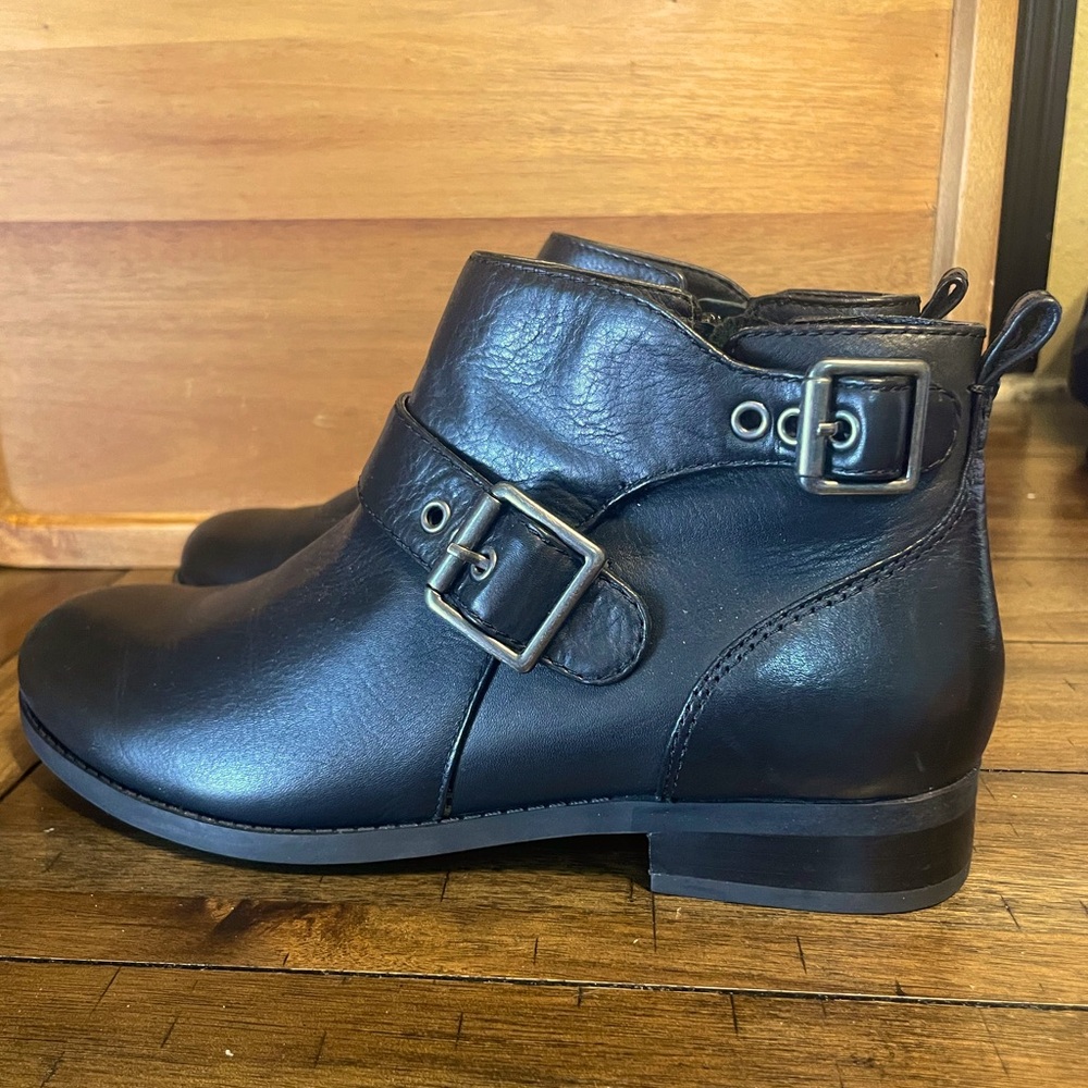 Women’s Vionic low zippered leather boots, size 7.5. Excellent condition.